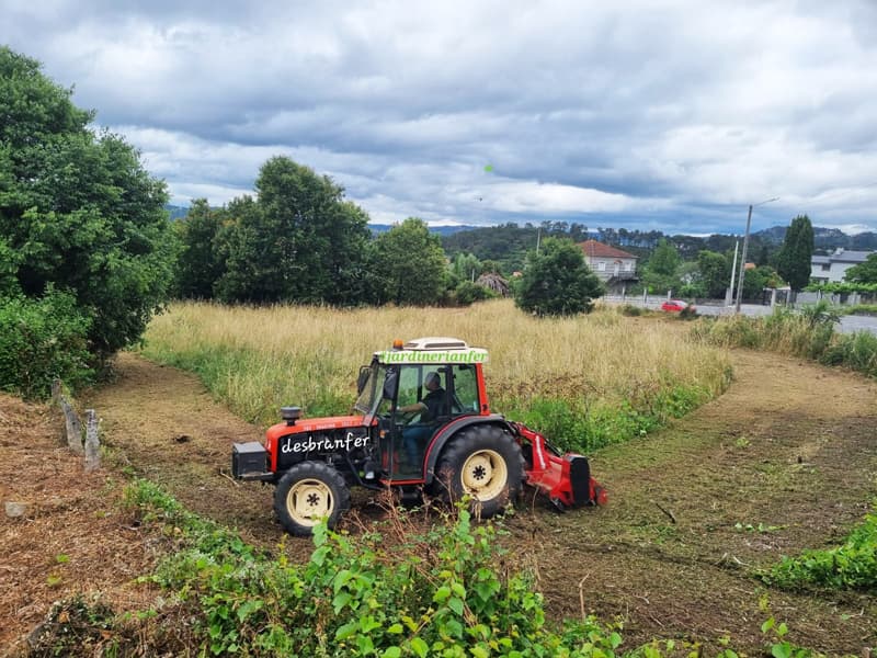  Disponemos de maquinaria propia para nuestros trabajos de jardinería en Ourense